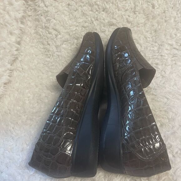 Clarks synthetic patent olive green crocs print Loafers rubber soles SZ12W - Picture 4 of 10